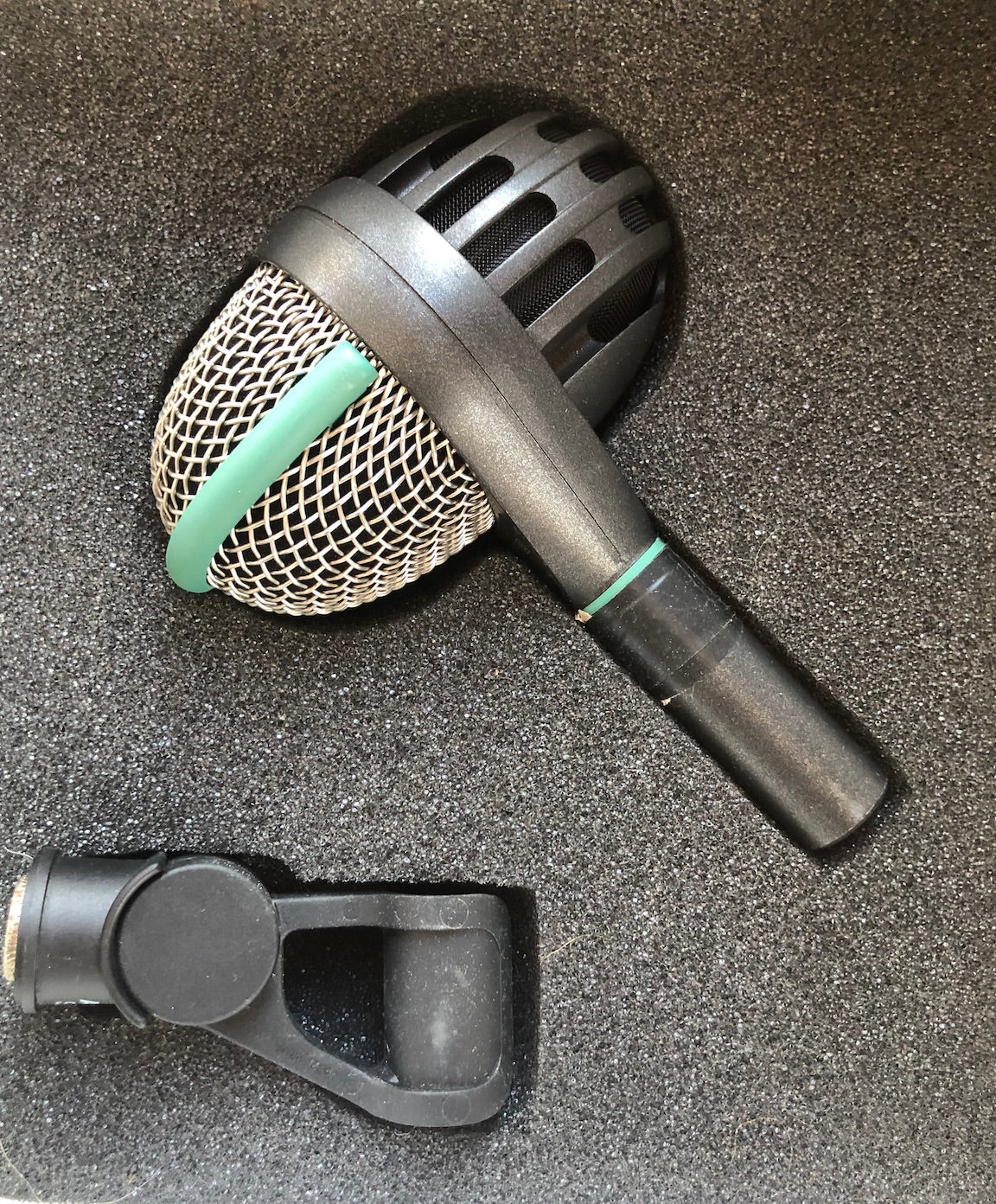 AKG D 1132 bass/drum mike